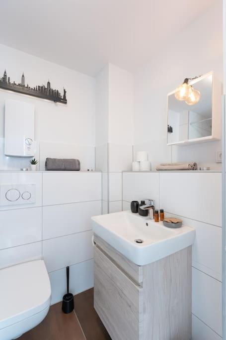 - Nice New York Apartment In The Heart Of Duisburg - Betten & Sofa - 5 Mins Central Station Hbf - Big Tv & Wifi - Eksteriør billede